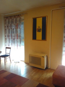 U dnevnom boravku stana od 60-ak kvadrata u centru grada kojeg smo unajmili za 30 eura na zidu je imao zastavu grada Debrecina